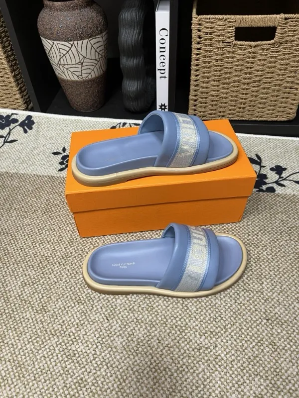 P320💰[New model] Long-term availability, 2025 new model, couple model [LOUlS VUlTTON] comes with drawer box, bag, card, invoice "Louis Vuitton ~ unique modern sandals. 》LV counter purchasing 🏃Men's and women's casual slippers, sold at the same time at the counter, the original old flower material upper is soft and comfortable, (refuses to discolor and rub the feet) sole: original factory special combination original sole, code number: 35--46 4 multiple colors 🉑️ to choose from